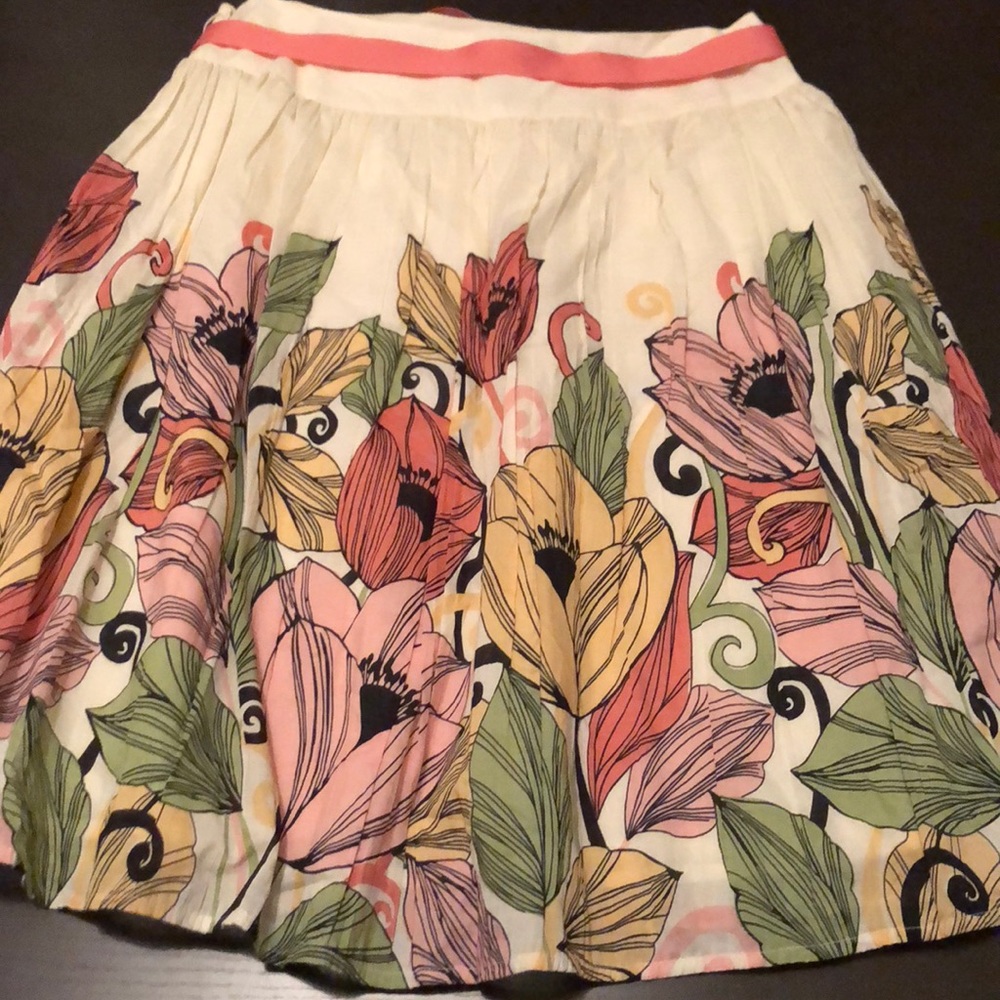 🌸 Springtime Flowered Skirt 🌸 - Picture 2 of 4